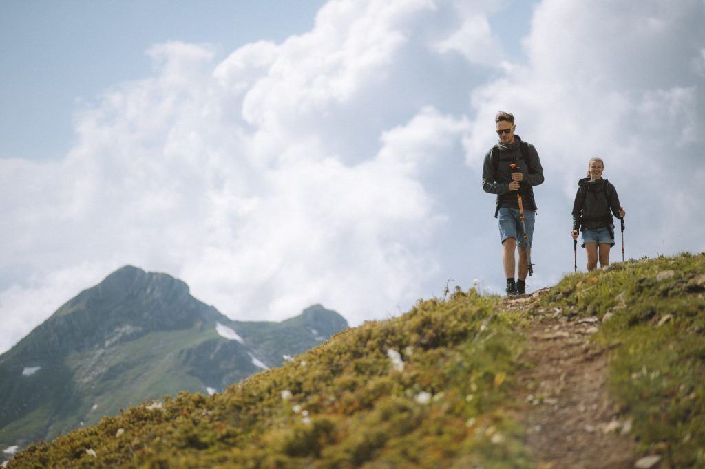 Utilisation des bâtons en trail technique : guide complet