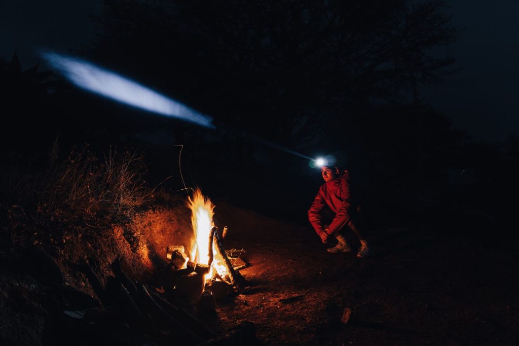 Lampe frontale trail : combien de lumens choisir ?